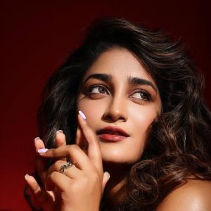 Dimple Hayathi shines in glamorous & graceful look – latest photos