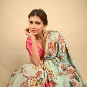 Latest Photos: Actress Hebbah Patel Looks Elegant in Floral Dupatta