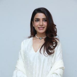 Simplicity Meets Grace: Samantha's Latest Traditional Photos