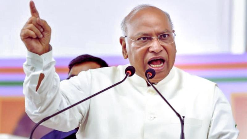 Kharge’s Illiterate Gujaratis Remark Sparks BJP Outrage Ahead of Kerala Polls