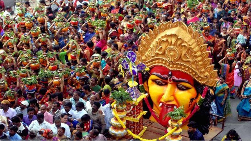 Lal Darwaza Bonalu 2025 Devotees Flock as Minister Bhatti Offers Prayers, Silk Garments to Goddess