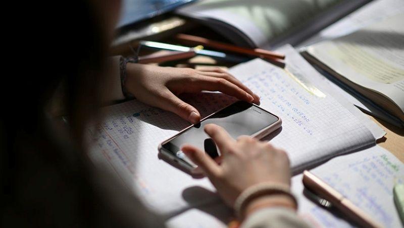 Teacher Quits Over AI, Says Tech Is Failing Students