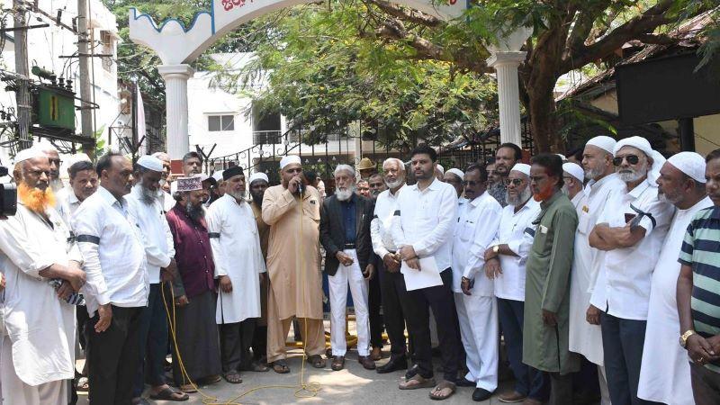 Indian Muslims Protest Pahalgam Terror Attack With Black Bands and Prayers Across Cities