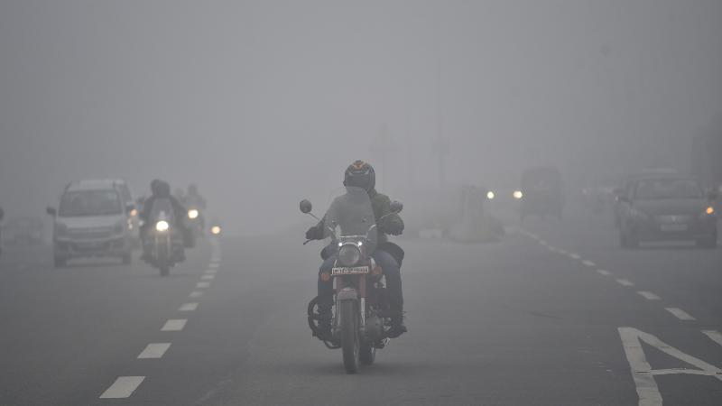 Dense Fog Disrupts Travel and Schools in Delhi and North India