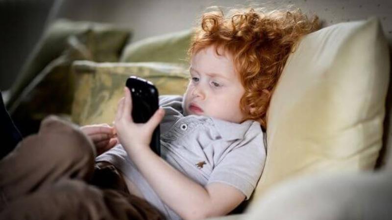 Doctors Warn of 'Reel-Induced Eye Damage' as Screen Time Crisis Grows Across All Age Groups