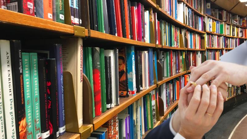 Love Story Unfolds With Library Wedding as Arlington Couple Says Vows Among the Stacks