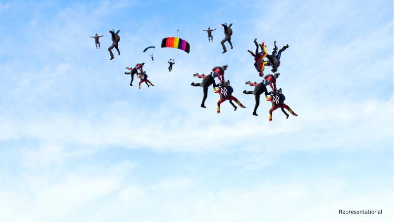 Skydivers In Illinois Set New Vertical World Record With 174 Jumpers