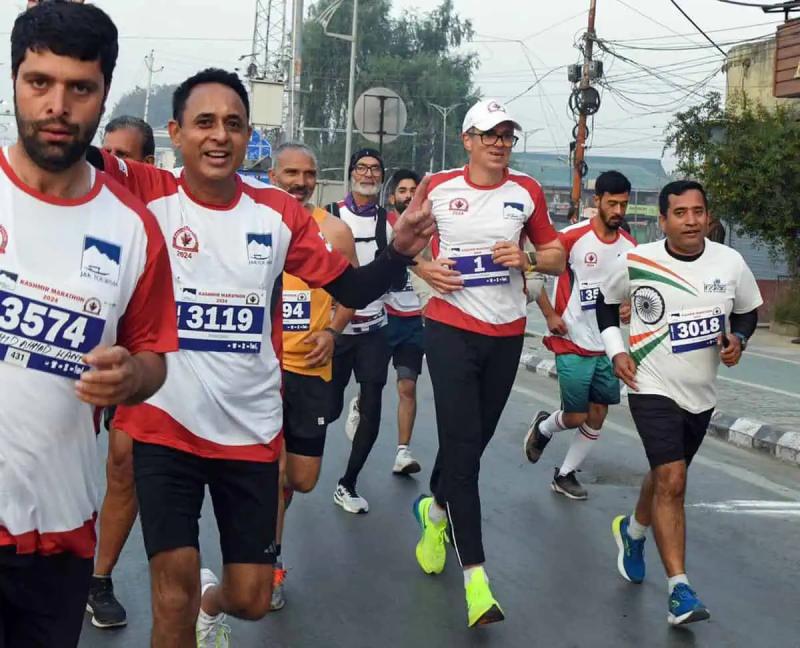  Omar Abdullah Completes Half-Marathon in 2 Hours, Showcases Fitness at Kashmir International Marathon 