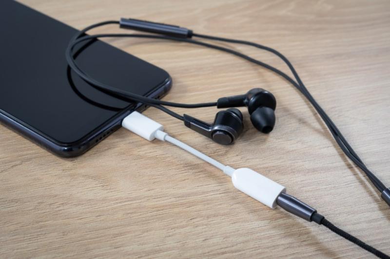 Apple Phases Out 3.5mm Lightning to Headphone Jack Adapter