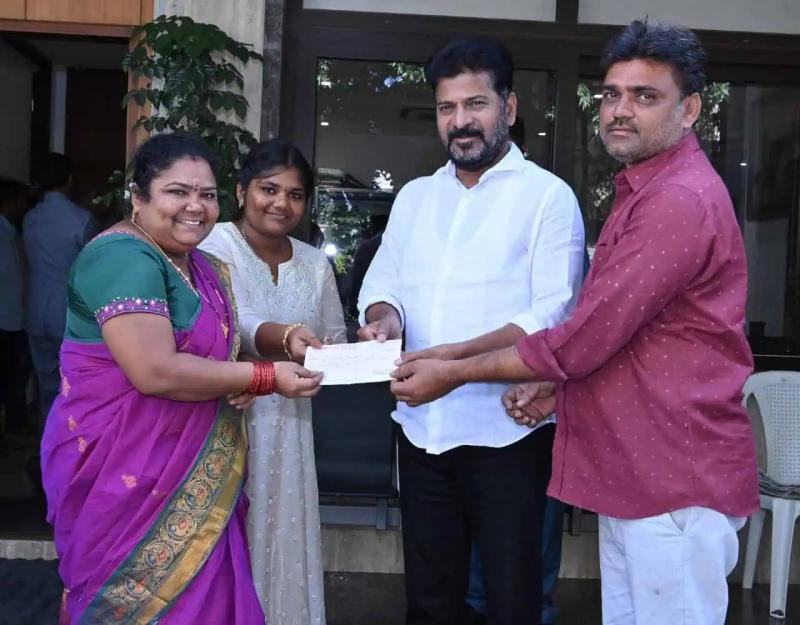 Kumari Aunty The Beloved Street Food Vendor Meets CM Revanth Reddy