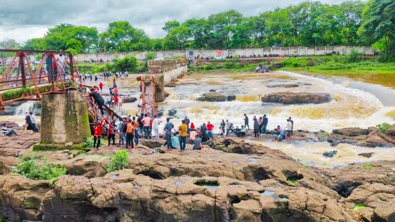 Pune Bridge Collapse 2 Dead, Several Missing After Indrayani River Bridge Gives Way in Maval