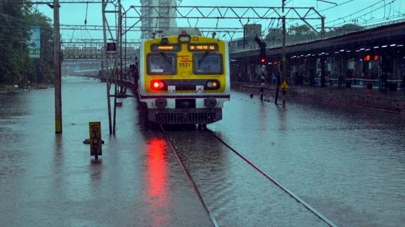 Red Alert Issued for Mumbai and Surrounding Regions as Heavy Rainfall Intensifies