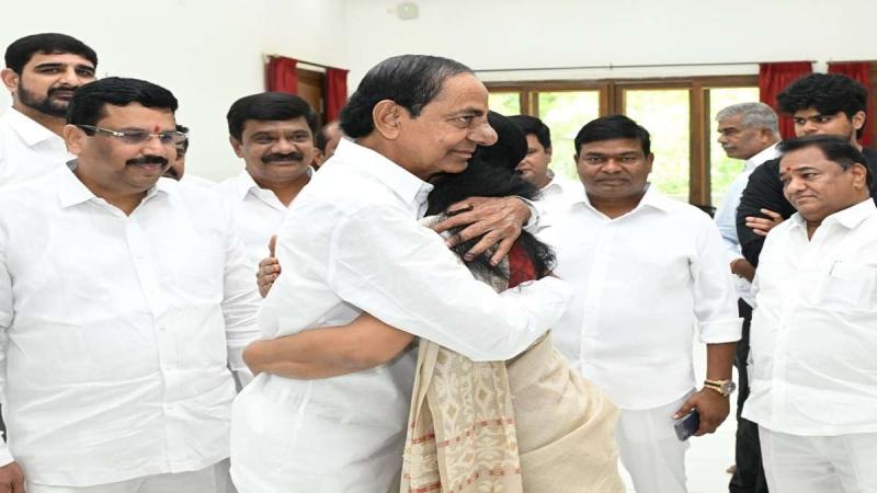 Kavitha's Emotional Reunion with KCR After Bail Release Family Moments at Erravalli Farmhouse