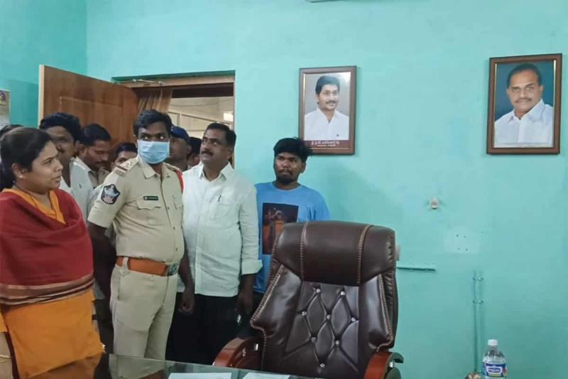 TDP MLA Bhuma Akhila Priya Demands Removal of Jagan's Portrait at Vijaya Dairy Office