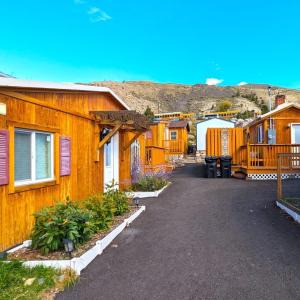 Best Places To Stay When Visiting Yellowstone For Couples, Families, And Small Groups
