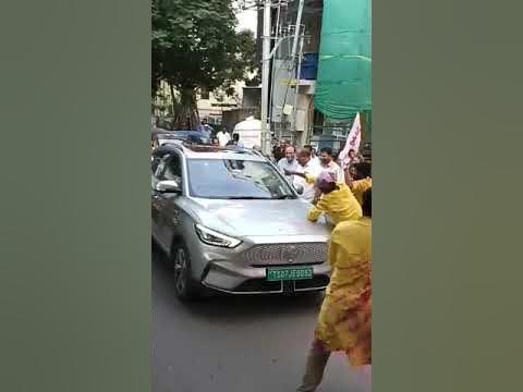 Perni Nani's car stopped in Hyderabad by JanaSena fans