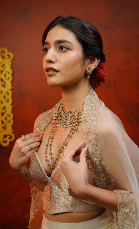 Pic Talk  Mallu lady flaunts her curves