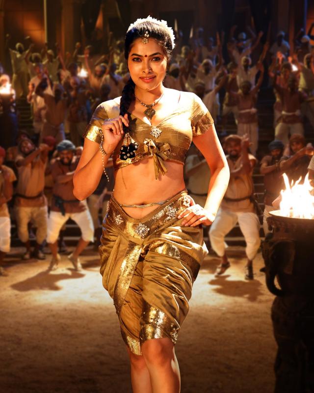 Catchy Folk Song 'Jajimogulali' from Rudrangi sounds native!!