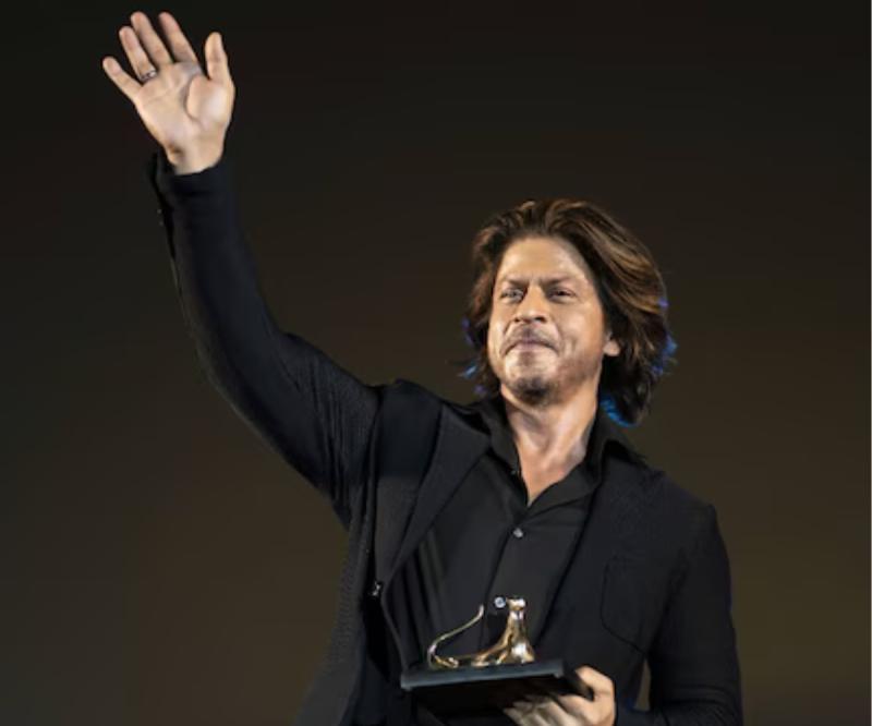 SRK Accepts Pardo Alla Carriera Award, Admits Can't Pronounce the Name; Speech Goes Viral   Watch