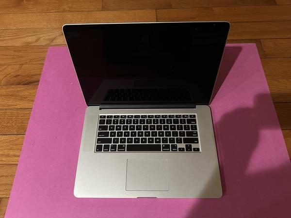 LIKE NEW, 2015 MacBook Pro 15.4" 15", 256 GB SSD, i7, 2.2 GHz, 16 GB - $325 (Richmond Hill, Queens)