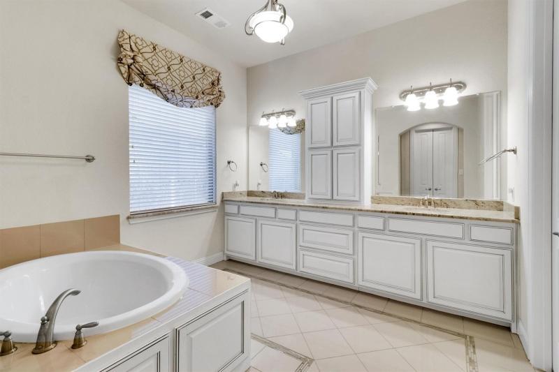 Stunning model-quality home in the prestigious Creekside at Ridgeview, Allen ISD!