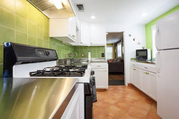 $1,200 / 1br - 820ft2 - SPACIOUS 1 BEDROOM COTTAGE READY FOR MOVE IN. PETS ARE WELCOME. (Austin, TX)