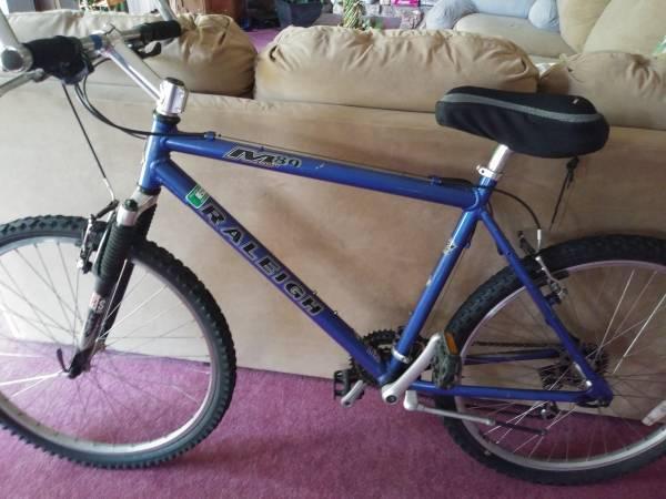 26" MEN'S RALEIGH MOUNTAIN BIKE - $180 (La Grange)