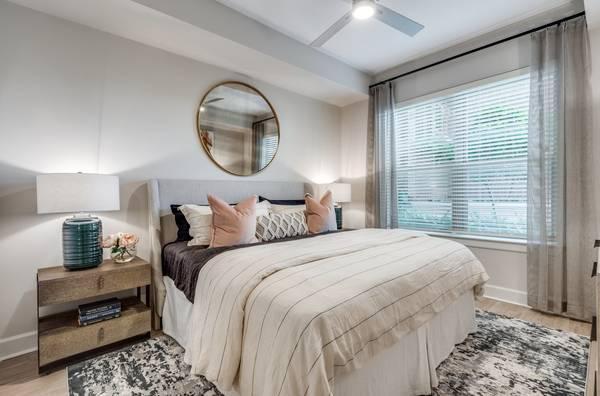 $2,900 / 2br - 1369ft2 - Luxury 2/2 Apt Houston Downtown, Gym, Pool, W&D (deposit $0)