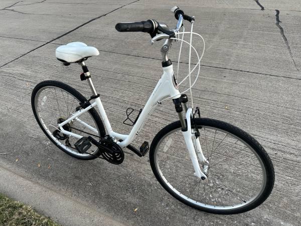 Schwinn Adult Lightweight Aluminum 21-speed 28-inch Wheels Hybrid - $145 (Carrollton)