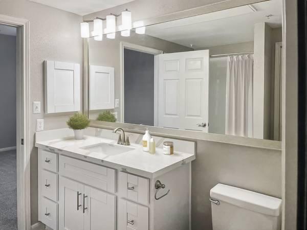 $1,270 / 1br - 663ft2 - LUXURY 1/1 APT, UPTOWN, GYM, POOL, W&D, PETS 😻 ($130 deposit only)