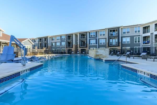$1,199 / 2br - 943ft2 - Shimmering Swimming Pool, Section 8 Welcome, Curtains