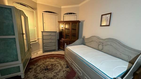 $530 Comfortable Room Available in Calm 3-Room House (Dallas)