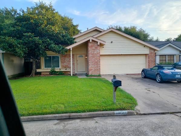 $500 / 3br - 2000ft2 - Unmarried couple seeking female roomie