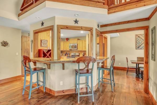 $330 / 3br - Secluded Cabin for 10 guests with Pool, Hot Tub, and Fire Pit (Wimberley, TX)