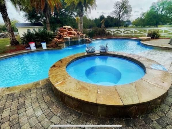 Beautiful Vacation Home ,Tropical Resort Pool with Waterfall and Heated Hot tub.