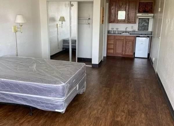$750 / 375ft2 - *** MAIN ST. STUDIO WITH KITCHENETTE - no application fee or background check