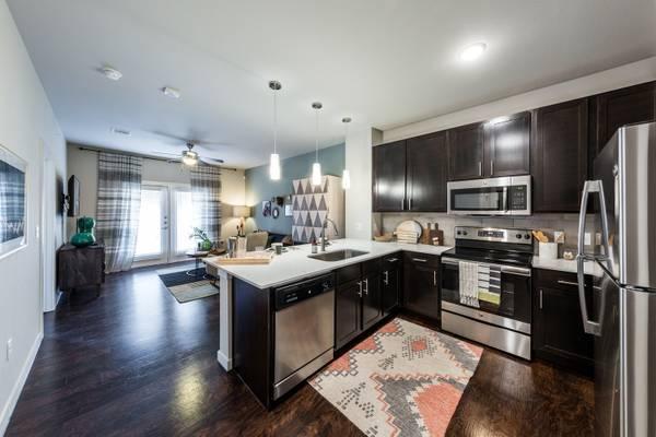 $1,165 / 1br - 768ft2 - South Austin Luxury 1 Bed with Balcony & Parking