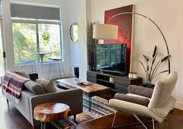 $1,250 / 733ft2 - 6th Street Studio + extended Airbnb style rental (Austin)