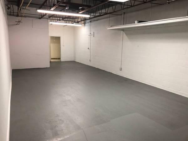 $895 / 900ft2 - Small warehouse - Electricity Included (Westpark @ Fondren)