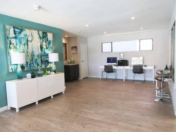 $925 / 1br - 400ft2 - Swimming Pool & Spa, Pass-Through Serving Bar, 1BD 1BA