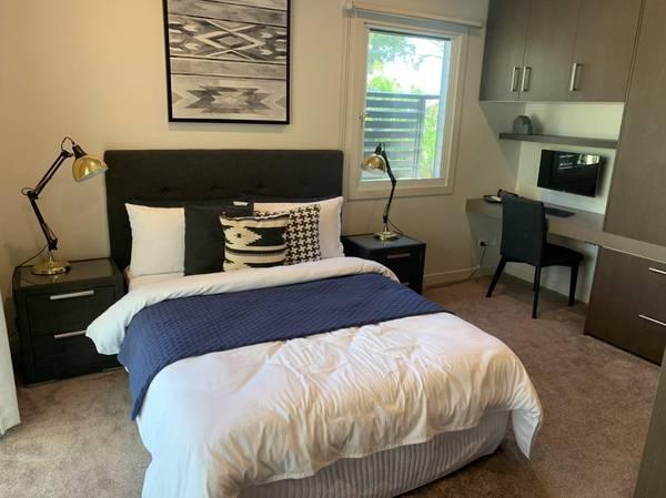 $678 / 3br - 2560ft2 - Roommate Wanted - Bright & Airy Room in Friendly House (Parkview Hills)
