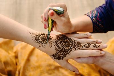 Professional Henna Artist for Weddings and Parties - Paisleys & Swirls