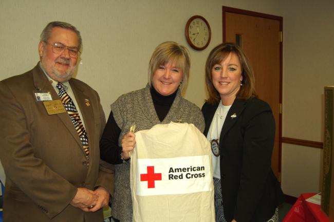 LINDA KOEHLER/TIMES NEWS Rotary District Governor Elect Bob Wehe and Red Cross Gail Toscano from the Red Cross of Monroe County help get the word out to West End Rotary Club members how to prepare for a disaster or emergency. Toscano hands WERC…