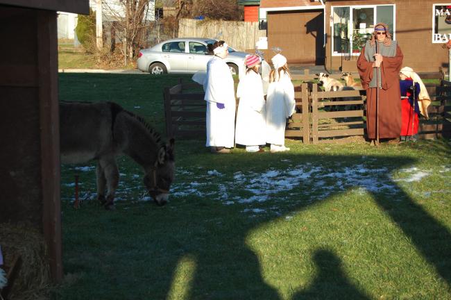 The angels appear to the shepherds.