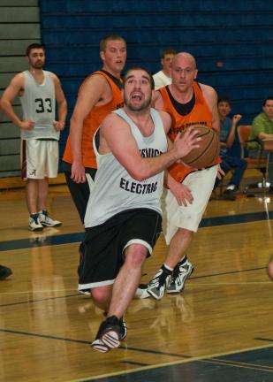 steve shinko /special to the times news Service Electric's Josh McCabe drives to the basket during the ESRC Winter League Basketball Championship game.