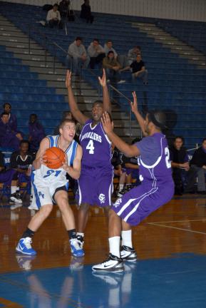RON GOWER/TIMES NEWS Pleasant Valley's Richie Irving (21) finds tough defense from East Stroudsburg South's Brandon Lane (4) and Andre Franklin. The Bears defeated ESS, 67-46.
