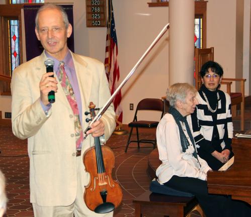ANDREW LEIBENGUTH/TIMES NEWS Simon Maurer, talks to the crowd, while Anita Gordon, sits at the piano. Also pictured is Julie Askernia, page turner.
