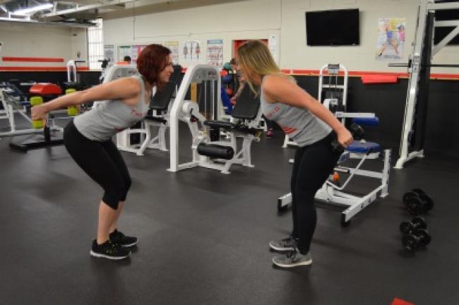 Extend your arms behind you, then return to the starting position. Repeat 20 times.