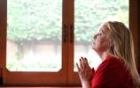 Judi Kaufman meditates during a yoga class at her home on Jan. 13, 2015 in Beverly Hills, Calif. Kaufman started writing poetry when a brain tumor made it hard for her to work, and her cancer is no longer treatable. (Wally Skalij/Los Angeles Times/TNS)