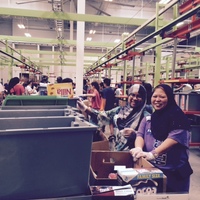 Liza and daughter Naila working hard at Houston Food Bank